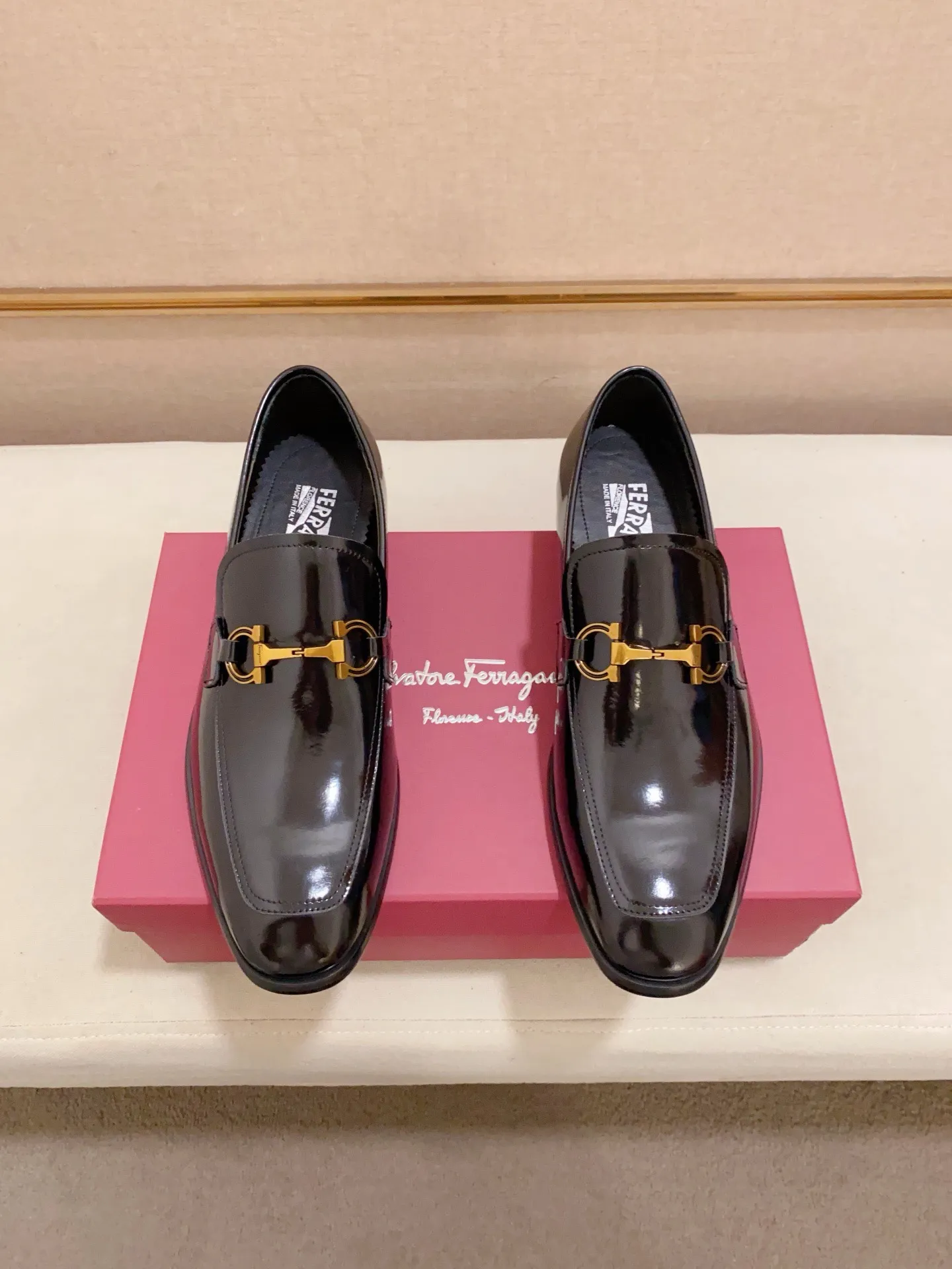 Men's shoes💰: 520💰 High version Ferragamo quality! 🆕🆕Exclusive hot-selling products in stock🔥🔥New products on the shelves, high-quality shoes, high-end driving shoes, with complete packaging! 💪 💪 Material: imported patented cowhide 🐂 + imported high-quality water-dyed cowhide lining + wear-resistant outsole 👍🏻👍🏻 Features: high-end and comfortable, purely handmade 🚀 🚀 Create the perfect shoes that suit you best 🔥 🔥 Size: (38-44) Can be customized 45 non-returnable!